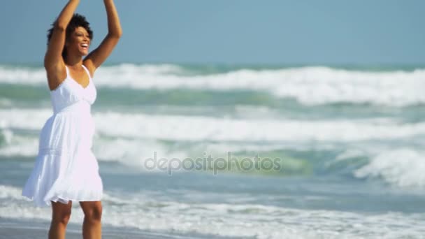 Kvinnliga njuter fritid på stranden — Stockvideo