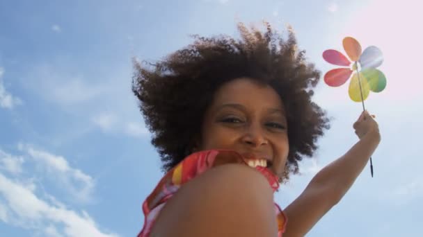 Flicka med vindsnurra på stranden — Stockvideo