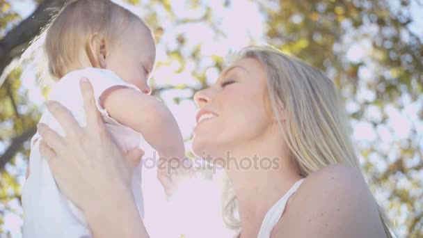 Μαμά κρατώντας το νεαρό μωρό αγόρι — Αρχείο Βίντεο