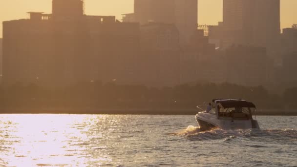 Кабіна крейсер на озері Мічиган — стокове відео