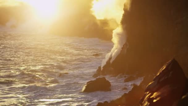 Lava derrama no oceano — Vídeo de Stock
