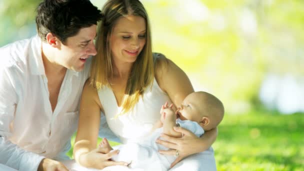 Eltern und Baby genießen die Zweisamkeit — Stockvideo