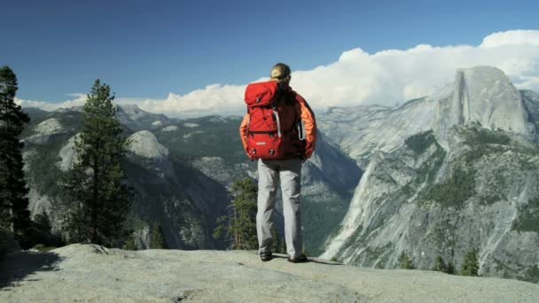 Visualizzazione escursionista Yosemite Mountain Range — Video Stock