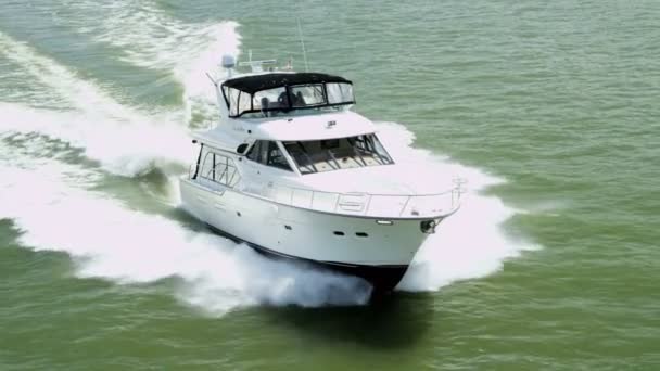 Snel motorjacht cruisen in de Stille Oceaan — Stockvideo