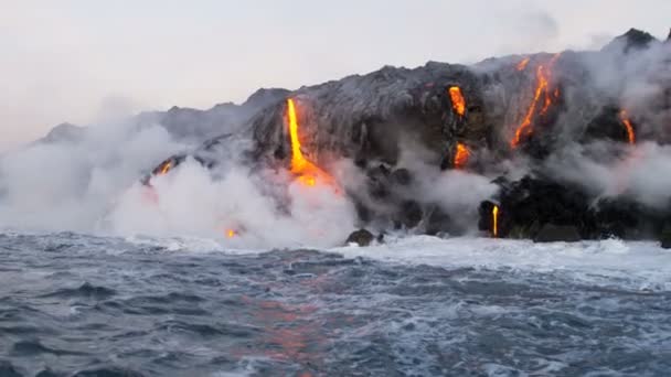 Lávové lití do Tichého oceánu — Stock video