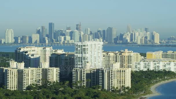 Zonsopgang weergave van Key Biscayne Condominiums eiland — Stockvideo