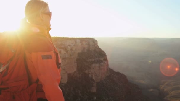 Vrouwelijke staande op de rotsachtige rand — Stockvideo