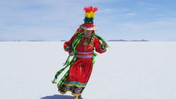 Boliviaanse vrouwelijke dragen traditionele kostuum — Stockvideo