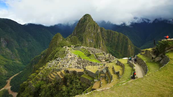 Touristen besuchen Machu Picchu — Stockvideo