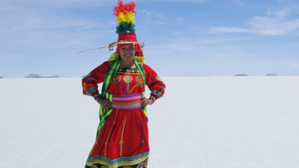 Mulher boliviana em apartamentos de sal mineral — Vídeo de Stock