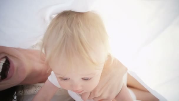 Bebé niño que se enfría con madre — Vídeo de stock