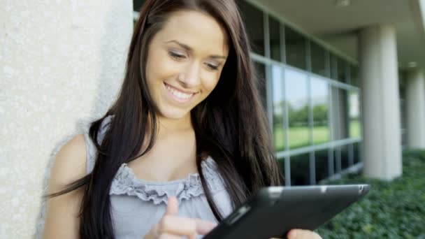 Menina usando tecnologia touchscreen sem fio — Vídeo de Stock