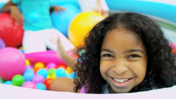Kız eğleniyor top havuzunda oynayan — Stok video