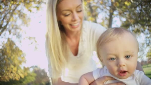 Anne ve bebek çocuk birlikte gülüyor — Stok video