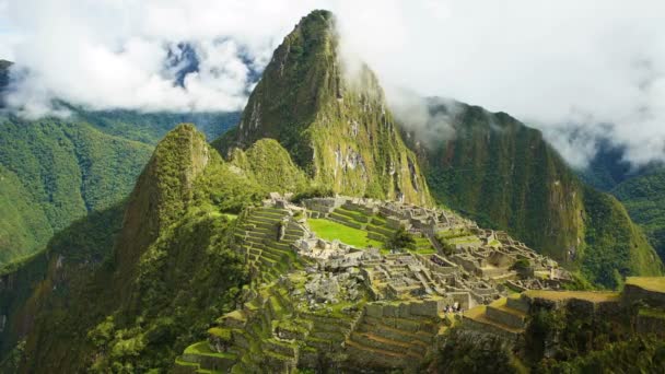 Ruinas de la ciudad inca de Machu Picchu — Vídeo de stock