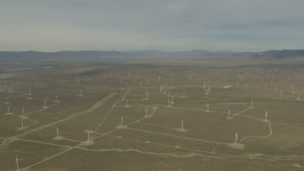 Parc éolien avec éoliennes — Video