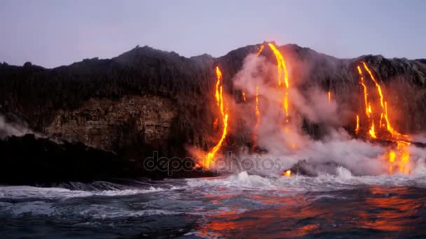 Colata di lava nell'oceano Pacifico — Video Stock
