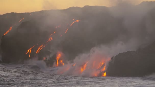 Lava fundida vierte en el océano — Vídeos de Stock
