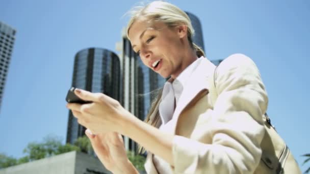 Zakenvrouw met behulp van slimme telefoon — Stockvideo