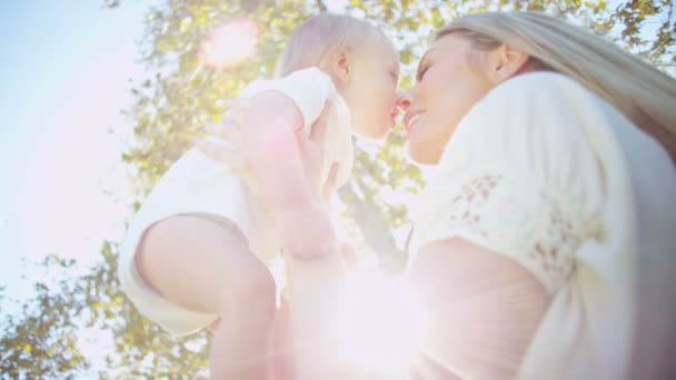 Mamá y el niño intercambian un tierno beso — Vídeos de Stock