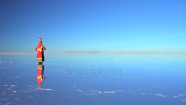 Nainen seisoo Salar de Uyuni — kuvapankkivideo