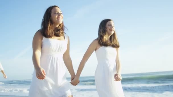 Systrarna promenader vid havet — Stockvideo
