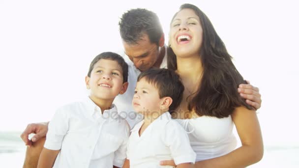 Familia disfrutando de vacaciones en la costa — Vídeos de Stock