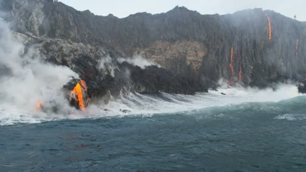 Lava menuangkan ke laut Pasifik — Stok Video