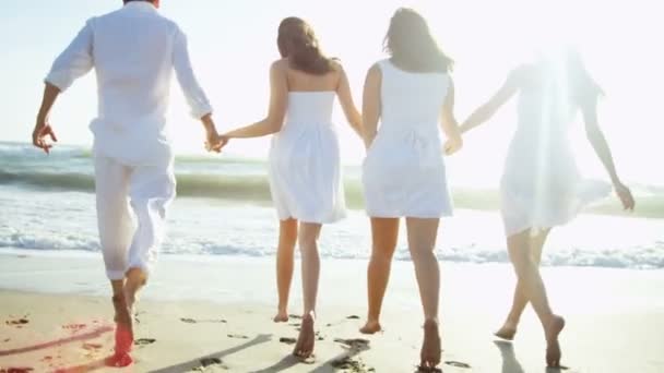 Famiglia con destinazione spiaggia — Video Stock