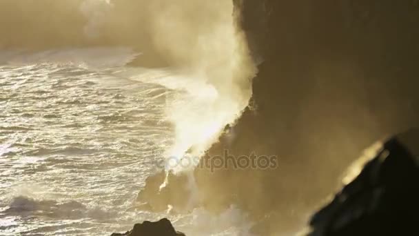 Вулканическая лава, падающая с берега — стоковое видео
