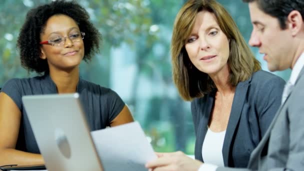 Reunión de mujer de negocios en la sala de juntas — Vídeos de Stock