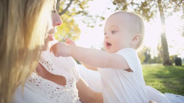 Moeder spelen met baby meisje — Stockvideo