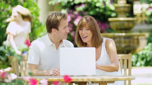 Padres disfrutando del tiempo libre al aire libre — Vídeos de Stock