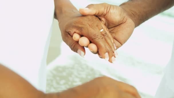 Mannelijke en vrouwelijke hand in hand — Stockvideo