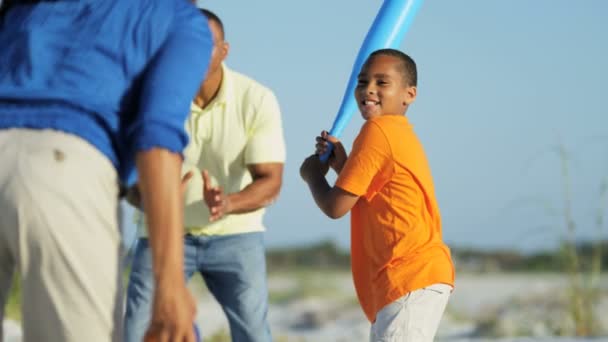 Famille jouant au baseball sur la plage — Video