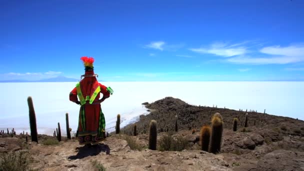 Βολιβίας γυναίκα στέκεται ο Salar de Uyuni — Αρχείο Βίντεο