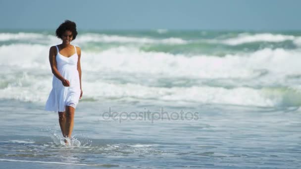 女性在海滩上 — 图库视频影像