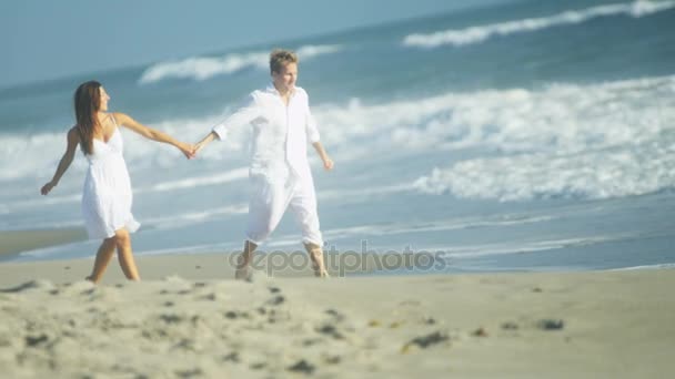 Couple s'amuser sur la plage — Video