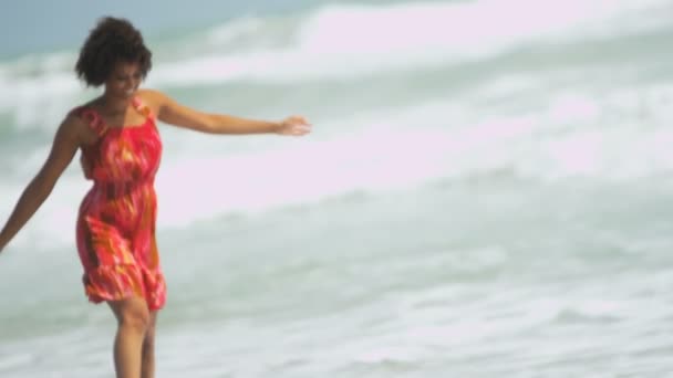 Mulher na praia do oceano — Vídeo de Stock