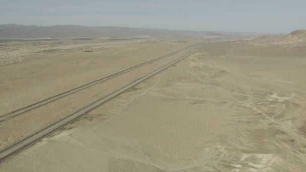 Us15 Fahrzeug-Autobahn in der Mojave-Wüste — Stockvideo