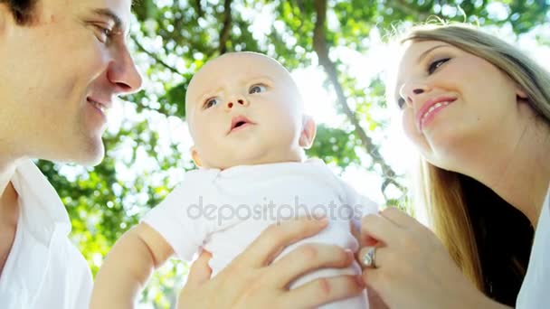 Bebé con padres en el parque — Vídeo de stock