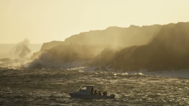 Lava caindo no oceano — Vídeo de Stock