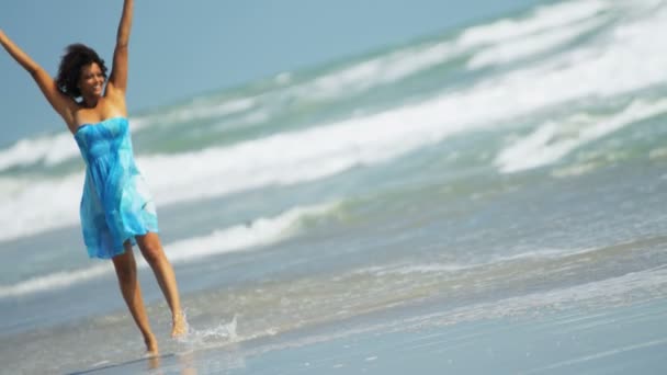 Dziewczyna na plaży oceanu — Wideo stockowe