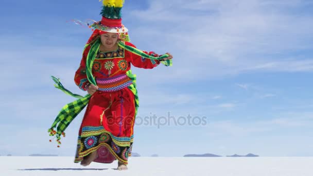 Tradicionalmente vestido de mujer bailando estilo latinoamericano — Vídeo de stock