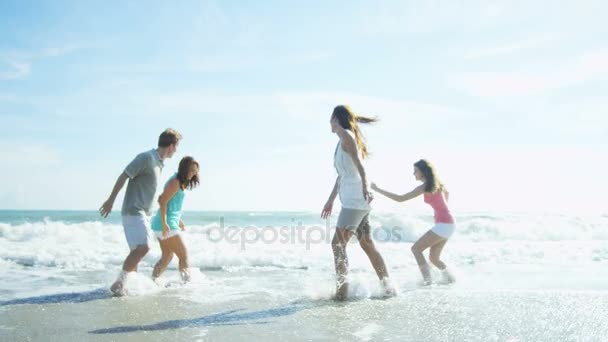 Família brincando nas ondas de verão — Vídeo de Stock