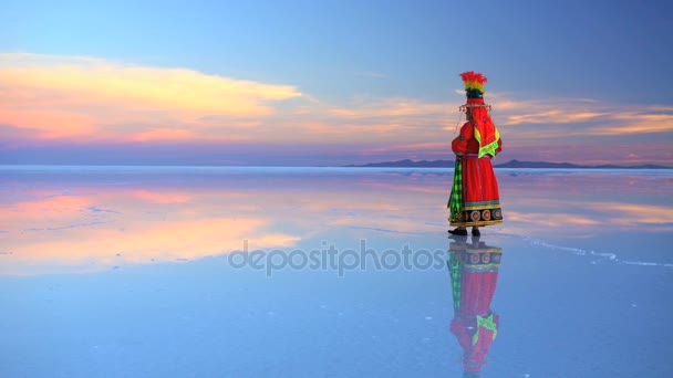 日の出ウユニ湖の上を歩く女性 — ストック動画