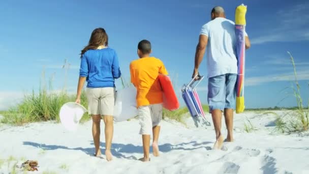 Ouders en zoon lopen naast de Oceaan — Stockvideo