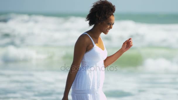 Meisje sundress dragen op het strand — Stockvideo