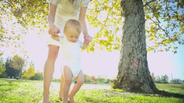 Hijo practica sus primeros pasos — Vídeos de Stock