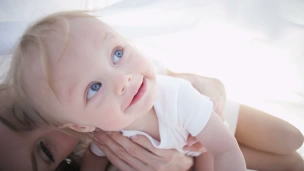 Μητέρα με μωρό αγόρι χαλαρώνοντας κάτω από το μαντήλι — Αρχείο Βίντεο